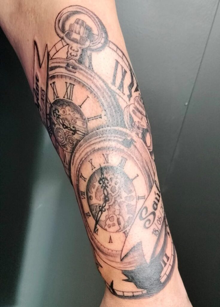 tatuaje de dos relojes antiguos donde se ve el nombre, la fecha y la hora del nacimiento de los nietos de nuestro cliente