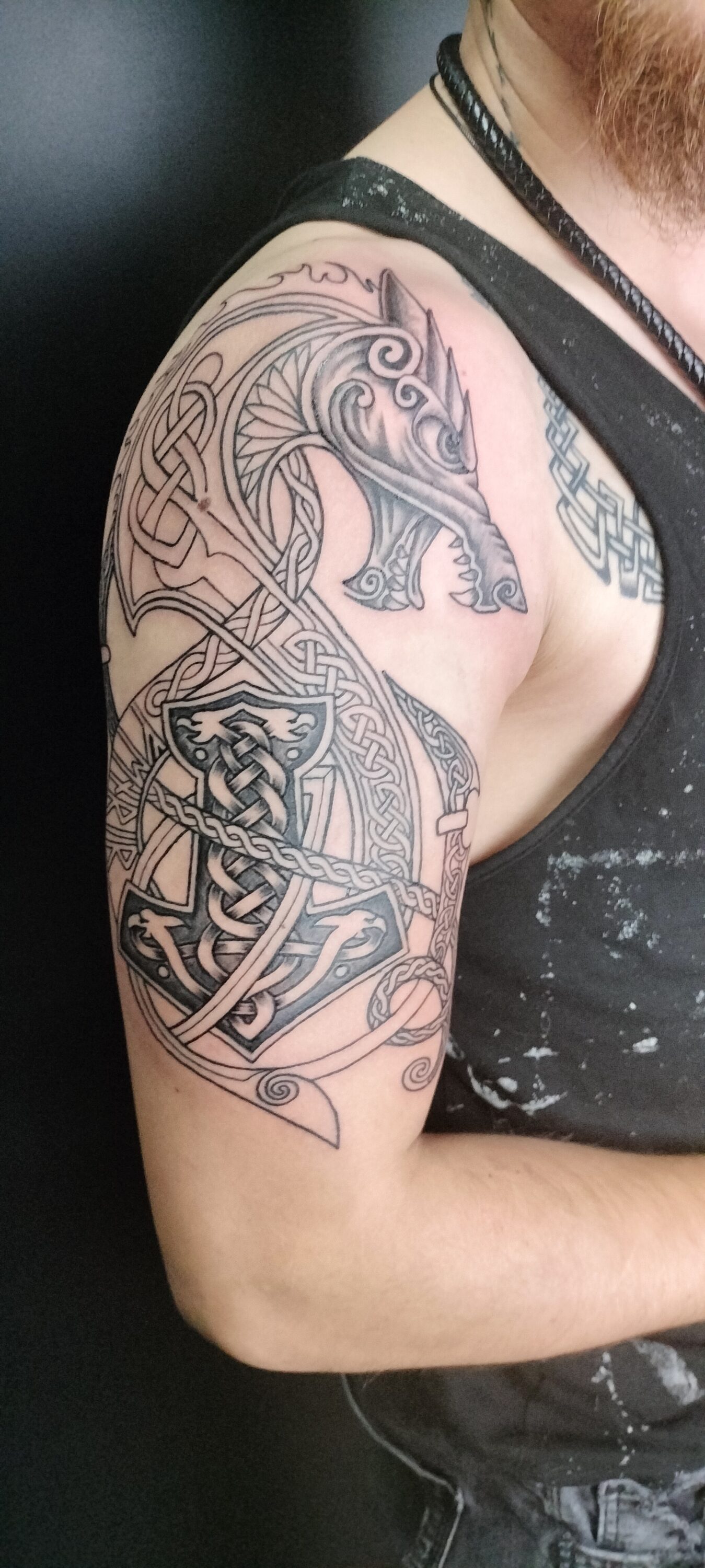 puntoycoma-estudio-tatuaje-madrid-vikingos Tatuaje con un motivo vikingo. Ocupa desde el hombro hasta el codo y se ve un caballo que lleva los símbolos de la cultura nórdica