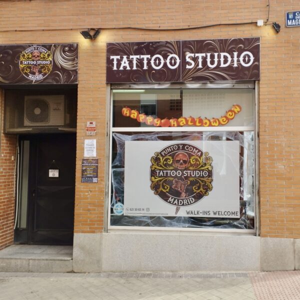 PuntoyComa-Estudio-Fachada Estudio de tatuajes en Madrid. PuntoyComa. Plaza de Castilla