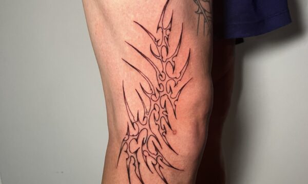 tatuaje tribal 17 oct 2025 Tatuaje neosigilismo PuntoyComa Tattoo Studio