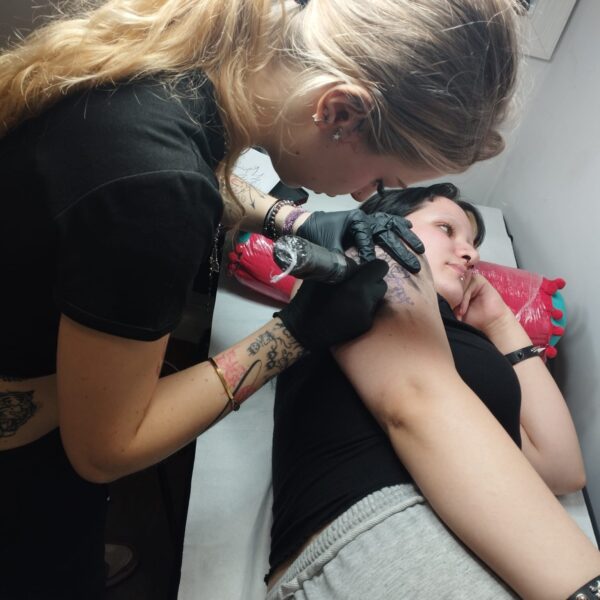 Carla-tatuadora-PuntoyComa Tattoo Studio Estudio de tatuajes en Madrid